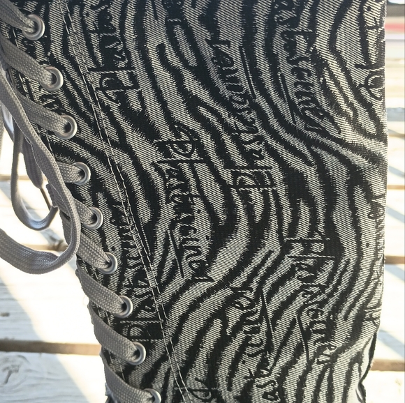 Coms - Picture 8 of 14